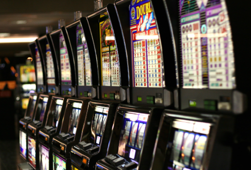 Perbedaan Slot Online dan Mesin Slot Klasik